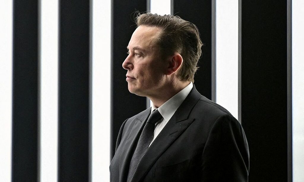 Sob comando de Elon Musk, Twitter muda regras e passa a permitir transfobia na plataforma (Foto: Reuters | Divulgação)