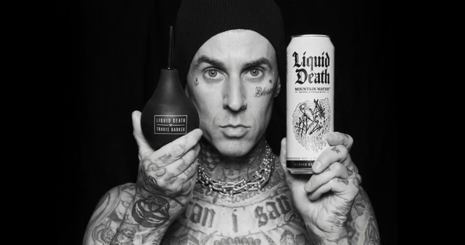 "Enema of the State": Travis Barker em imagem promocional para seu kit de "chuca de luxo" (Foto: Divulgação)