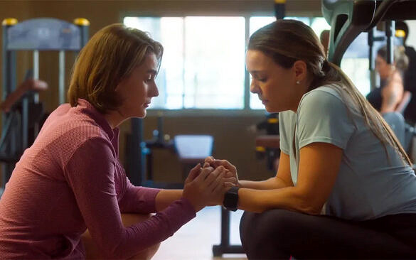 Regiane Alves e Priscila Sztejnman vivem o casal Clara a Helena em "Vai Na Fé" (Foto: Divulgação)