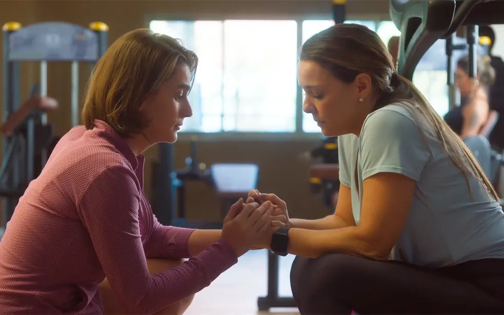 Regiane Alves e Priscila Sztejnman vivem o casal Clara a Helena em "Vai Na Fé" (Foto: Divulgação)