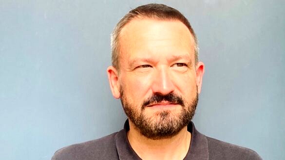 Franck Finance-Madureira, criador da Palma Queer, que premia os filmes LGBTQIA+ do Festival de Cannes (Foto: Déborah Puente | Reprodução)