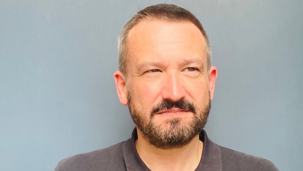 Franck Finance-Madureira, criador da Palma Queer, que premia os filmes LGBTQIA+ do Festival de Cannes (Foto: Déborah Puente | Reprodução)