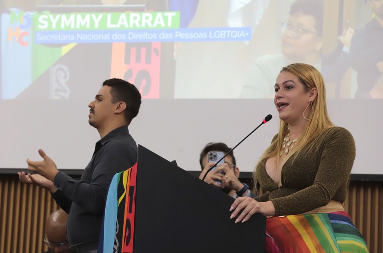 Symmy Larrat durante anúncio de que o Brasil vai acolher refugiados LGBTQIA+ (Foto: Clarice Castro | MDHC)