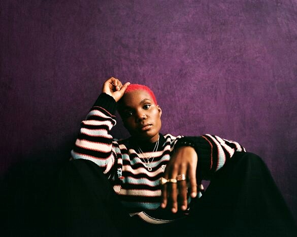 Arlo Parks: "Gosto de ler meus livros e ficar passeando por florestas, essa é mais a minha vibe" (Foto: Divulgação)