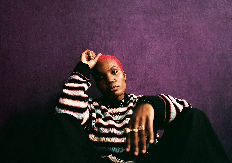 Arlo Parks: "Gosto de ler meus livros e ficar passeando por florestas, essa é mais a minha vibe" (Foto: Divulgação)