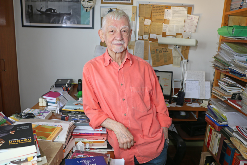 João Silvério Trevisan fotogrado por Pedro Stephan em seu apartamento, no centro de São Paulo (Foto: Pedro Stephan | Híbrida)