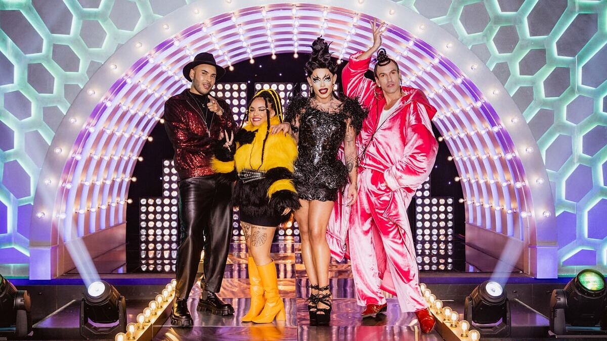 Hugo Gloss, Bruna Braga, Grag Queen e Dudu Bertholini no palco de "RuPaul's Drag Race Brasil" [Foto: Divulgação]