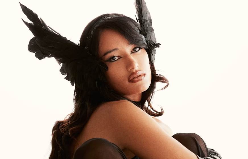 Jaloo fala sobre se identificar como gênero fluído e disco que produziu, escreveu e cantou sozinha: "Comecei a pensar mais em mim" (Foto: Caia Ramalho)