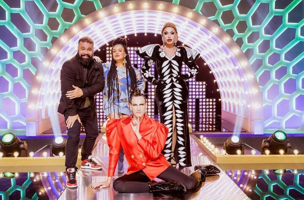 Júnior Chicó, Bruna Braga, Grag Queen e Dudu Bertholini no palco de "RuPaul's Drag Race Brasil" [Foto: Paramount/Divulgação]