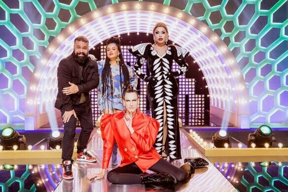 Júnior Chicó, Bruna Braga, Grag Queen e Dudu Bertholini no palco de "RuPaul's Drag Race Brasil" [Foto: Paramount/Divulgação]