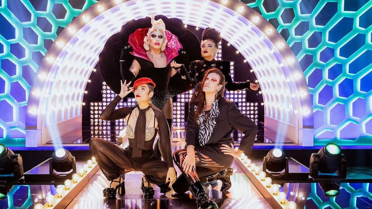 Grag Queen, Maria Casadevall, Bruna Braga e Dudu Bertholini no palco de "Rupaul's Drag Race Brasil" [Foto: Divulgação]