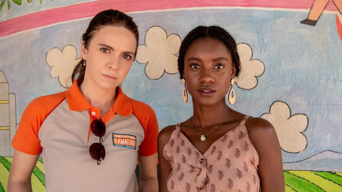 As atrizes Renata Gaspar e Camilla Damião, que vivem as personagens Mara e Menah na novela "Terra e Paixão" [Foto: Rede Globo/Divulgação]