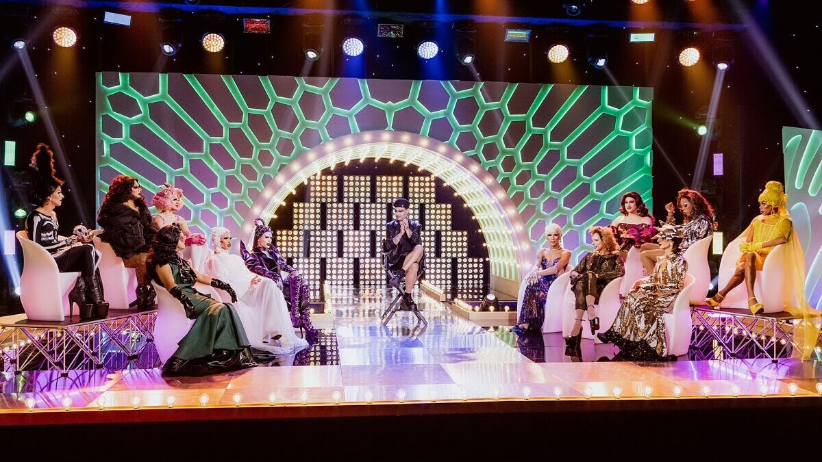 O elenco da primeira temporada de "RuPaul's Drag Race Brasil" durante a reunion [Foto: Paramount+/Divulgação]