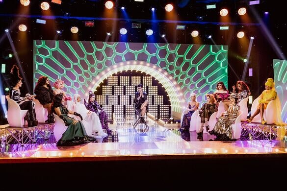 O elenco da primeira temporada de "RuPaul's Drag Race Brasil" durante a reunion [Foto: Paramount+/Divulgação]