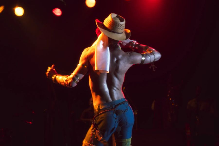 Jesuíta Barbosa como Ney Matogrosso em "Homem Com H" [Foto: Azul Serra/Divulgação]