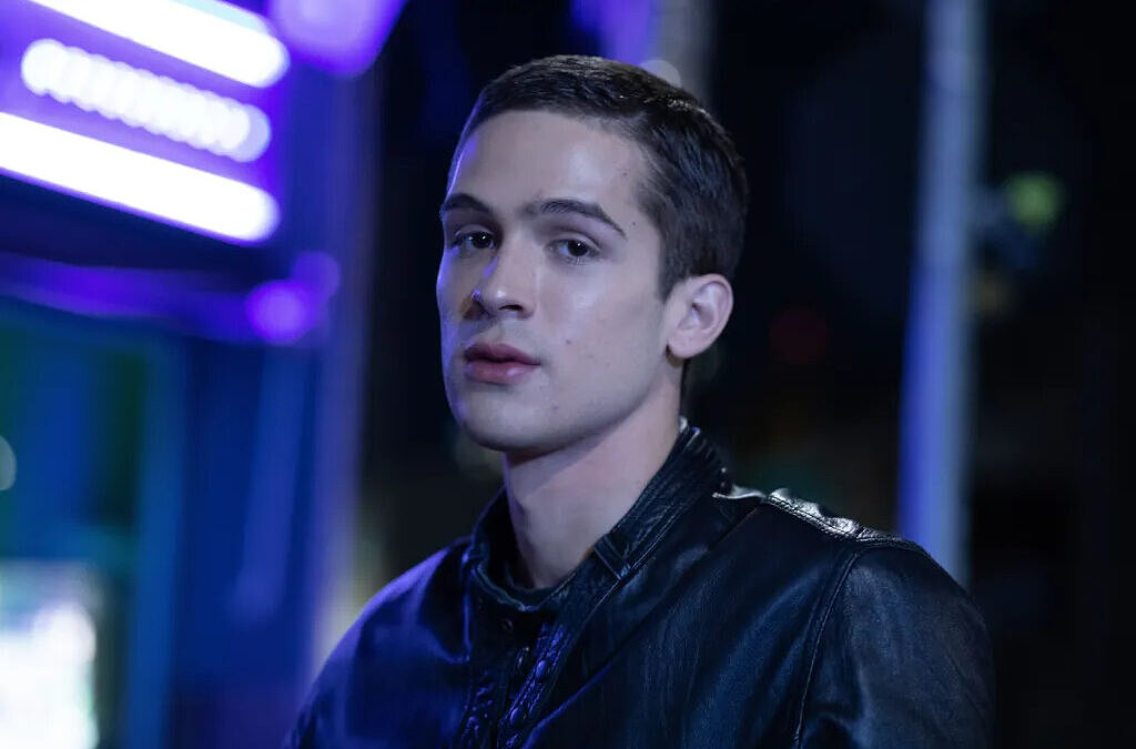 João Guilherme Ávila como Enzo na série "Da Ponte Pra Lá" (Foto: Divulgação | Max)