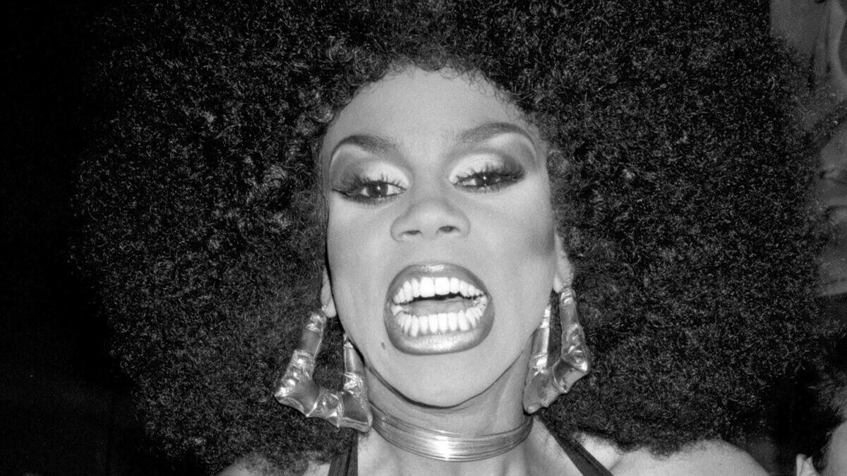 RuPaul fotografa em 1989 (Foto: John Simone | Reprodução)