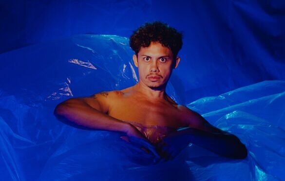 Silvero Pereira faz apresentações gratuitas de ‘Pequeno Monstro’ no Rio