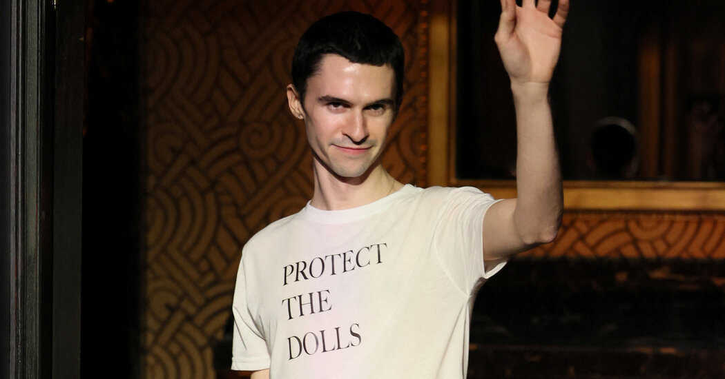 O estilista Conner Ives, criador da camiseta "Protect the Dolls" (Foto: Instagram/Reprodução)