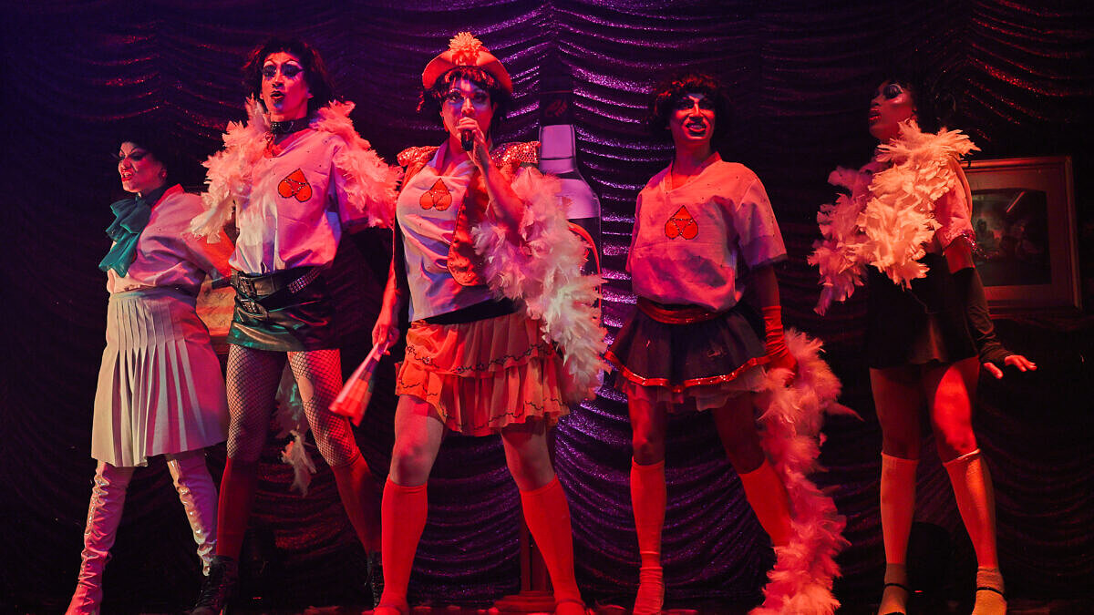 Peça estreia em SP unindo teatro, drags e futebol (Foto: Clara Silva/Divulgação)