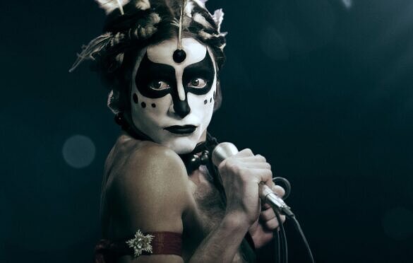 “Homem com H” celebra sem medo o tesão e a carreira de Ney Matogrosso