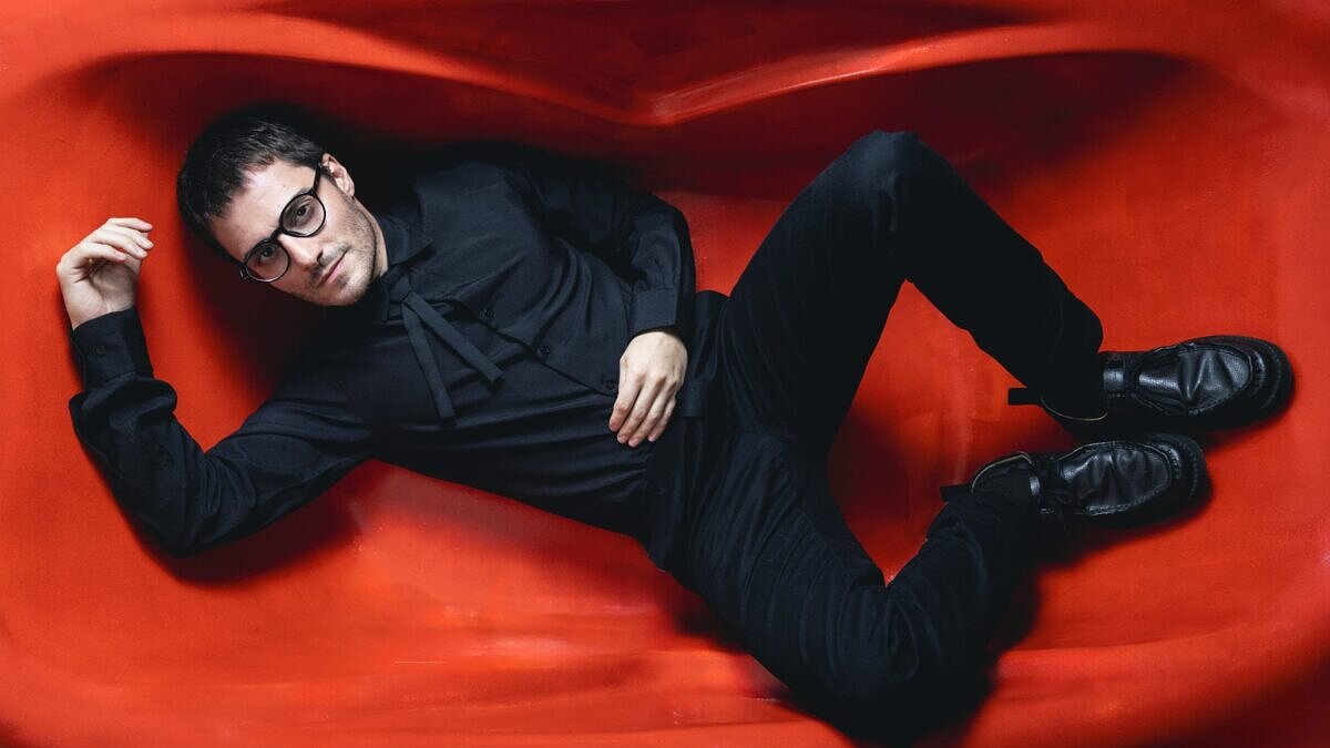 Hugo Bonèmer estrela primeira adaptação teatral de "O Talentoso Ripley" no Brasil (Foto: Peter Wrede | Divulgação)
