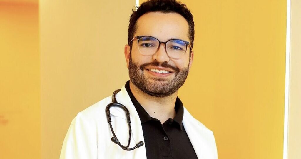 O infectologista Vinícius Borges, conhecido como Doutor Maravilha nas redes, responde 5 perguntas da Híbrida sobre a saúde sexual de pessoas LGBTQIA+ (Foto: Divulgação)